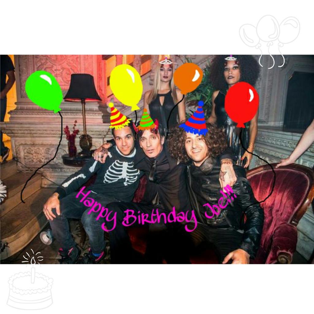   hey! I just wanted to wish a happy birthday to Joe Trohman. You are a legend!          