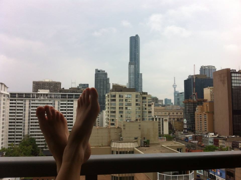 Team_LungCancer's tweet image. Relaxing on the balcony! @OneWalkToronto #OneWalkShoeSelfie @Team_LungCancer #Toronto #Canada @ShopprsDrugMart