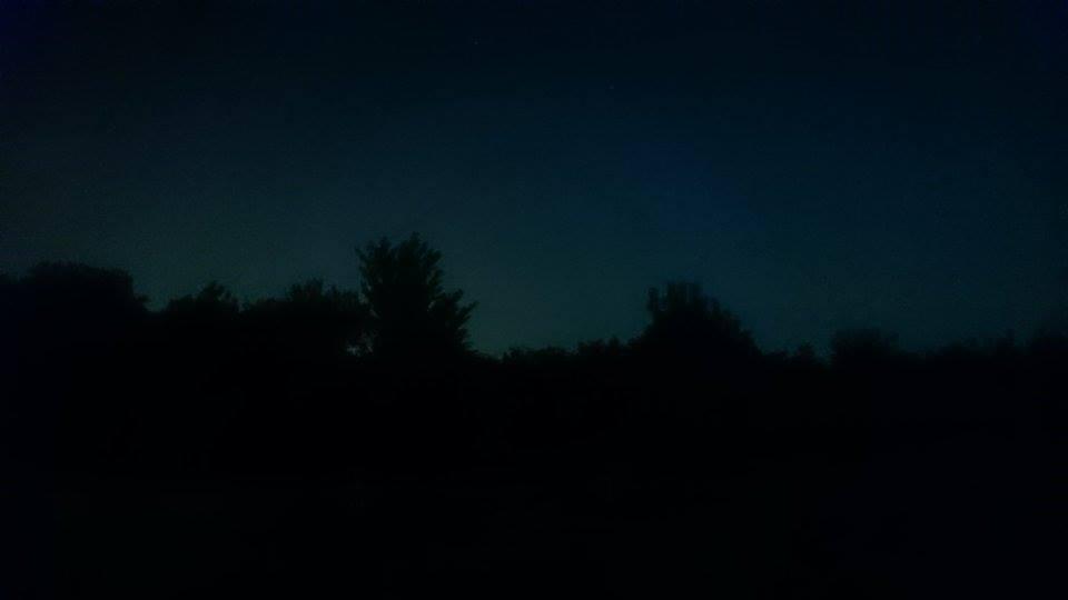 Balçıkla bulanmış paçalarımla bir tepeyi aşıyordu ruhum gün doğumunu görmeye. Kafam yastığa dayanmış, iç içe dumanlar