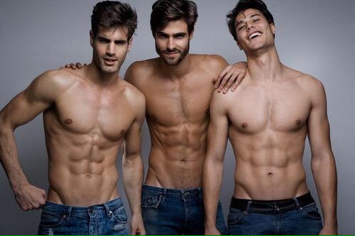 Почему мужчины горячее. Мужское тело. Красивые горячие парни. Несколько мужчин. Красивые Близнецы парни.