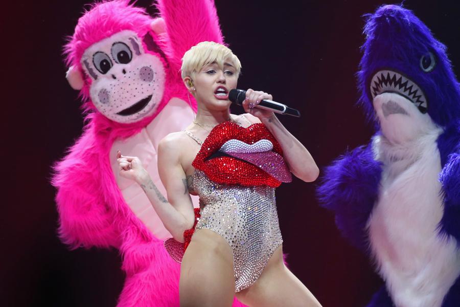 Miley Cyrus says Nicki Minaj's VMA beef with Taylor Swift was 'not very polite' vytm.in/4z1jHw #music
