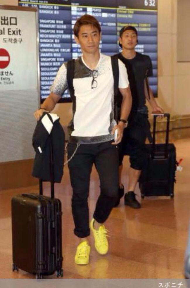 Footballer Fashion Twitter પર 香川真司 ドルトムントで大活躍中の香川選手の最新ファッション 帰国時に着用していたtシャツのブランドを Footballer Fashion Facebookページにて公開しています T Co Dnidjgcrph Http T Co Ghydvvhpoz
