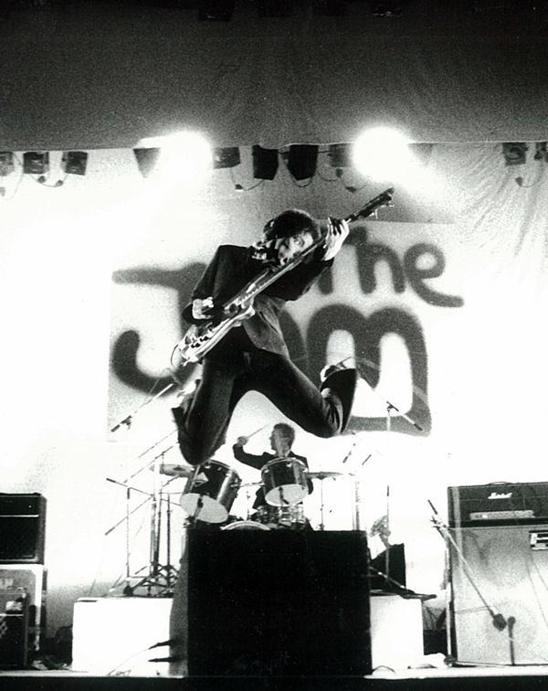 Happy birthday to legendary bass player Bruce Foxton, 60 today! Don\t miss our message Q&A Wed 9 Sep 3pm 