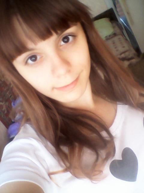 SunGirl000's tweet photo. Пришла с 1 сентября. Подарила букет любимой учительнице. Я счастлива! Хорошо, что я не одна. #счастье 🔔♥ http://t.co/EGI7awWmAI