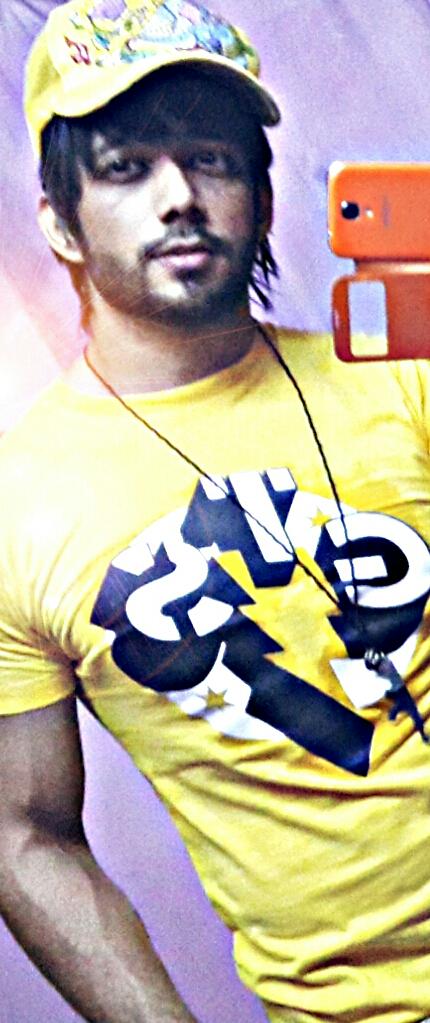 TeamMashaalD's tweet photo. #mashaaldurrani #funky in #yellow http://t.co/yEdfq9mkYw