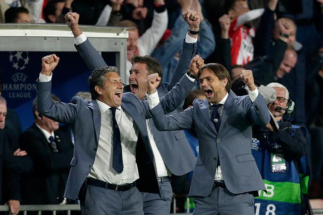 VI_nl's tweet image. Grote blijdschap bij PSV-trainer Phillip Cocu na het laatste fluitsignaal. Manchester United is met 2-1 verslagen.