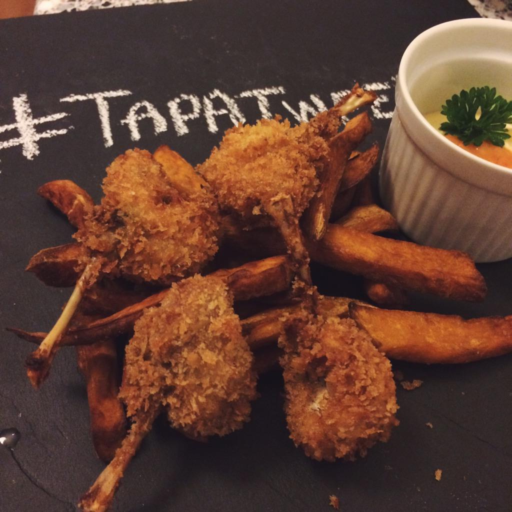 #Tapatweet 124 Frog's and Chips! 

Ancas de Rana y batata frita con mayonesa japo y picante de papaya. 

 #EatLondon