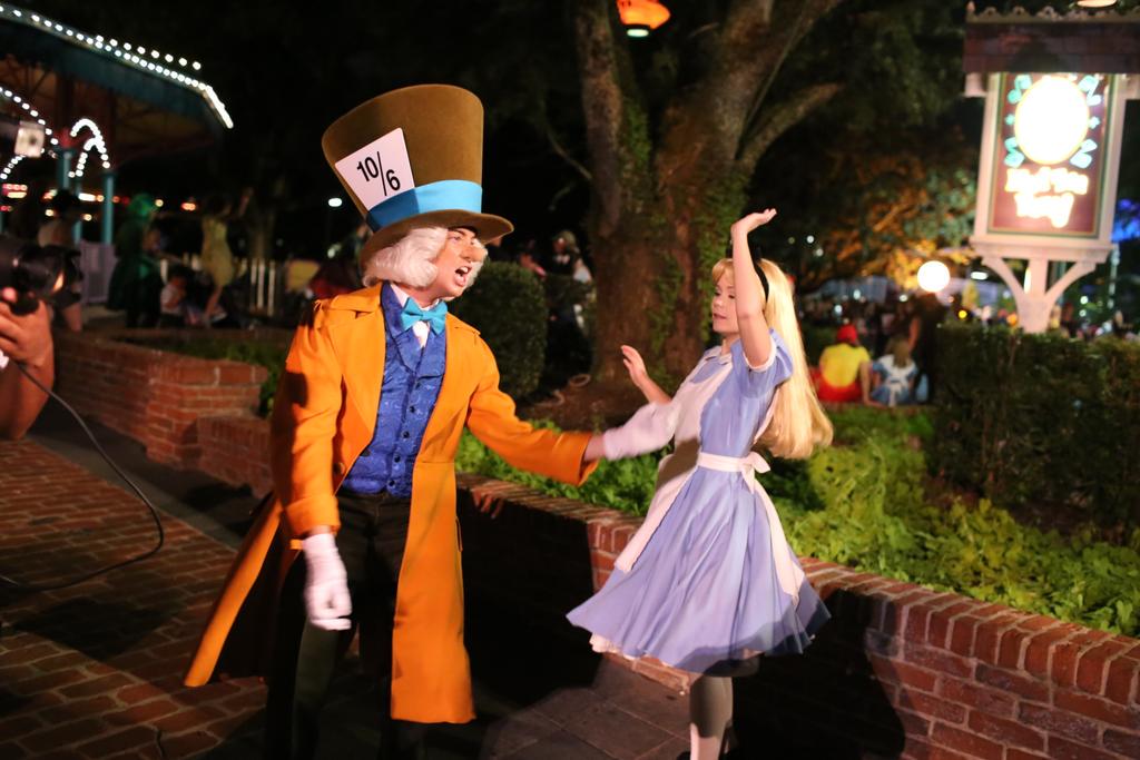 WDWTools's tweet image. Alice, Mad Hatter, and Queen of Hearts meeting by tea cups