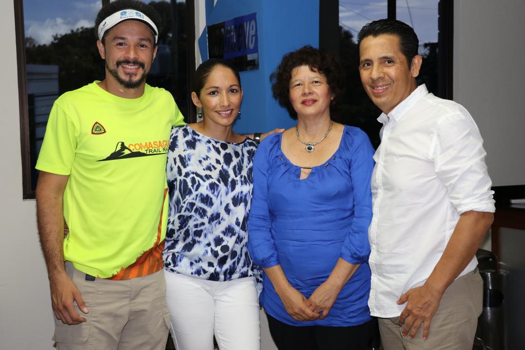 radio102nueve's tweet photo. ((AL AIRE)) Ricardo Bonilla, Tania García, Celina Rosales - @PlanElSalvador y Mauricio Rivera -  Trail Runners ES. http://t.co/YQd7Ui8KxC
