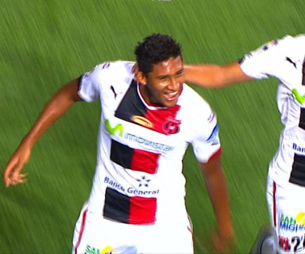 Telenoticias7's tweet image. Alajuelense triunfó con justicia en un encuentro que empezó a favor de Saprissa ow.ly/S9QwU #TD7