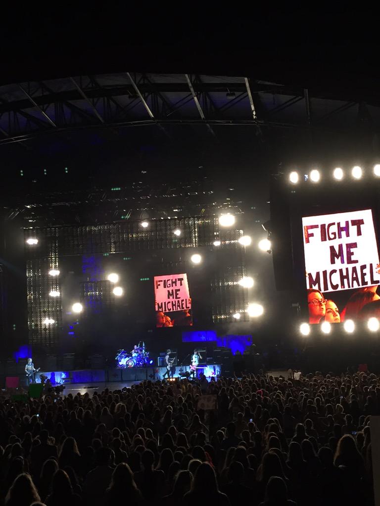 5SecsOfSummerAF's tweet photo. One of the posters at #ROWYSOJonesBeach #ROWYSOCELEBRATION #ProjectThankYou5SOS http://t.co/5m7sVlBF6B
