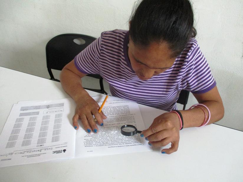 QuadratinMexico's tweet photo. #NoticiaAmable Se gradúa de secundaria con ayuda de una lupa http://t.co/j6fiUlKEJa http://t.co/Z63V0tK8Wm