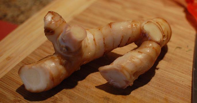 KarmasCafe's tweet photo. Galangal:    Peppery smell &amp; pungent taste. mature galangal darker skin as it gives a strong  flavour and fragrance. http://t.co/yARfVTchmF