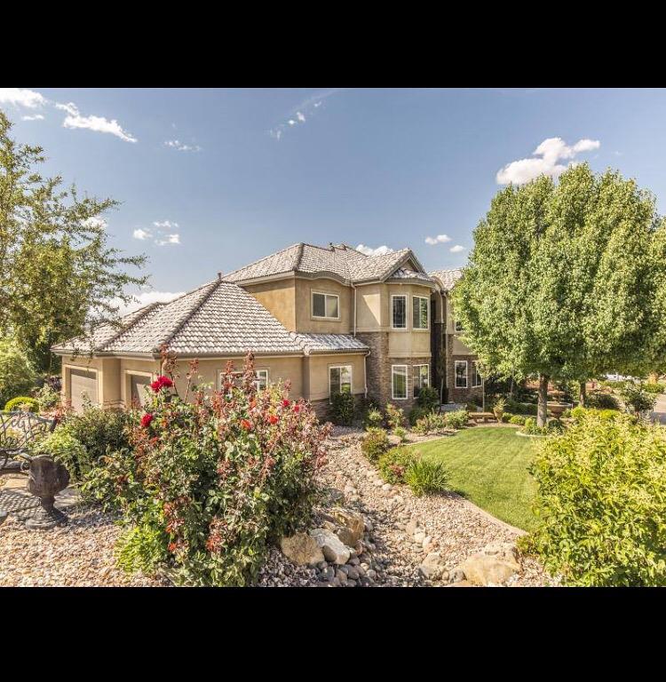 reneen1703's tweet photo. When your Prince buys you a Castle!!! #welcomehome http://t.co/1Zzlbs5tj7