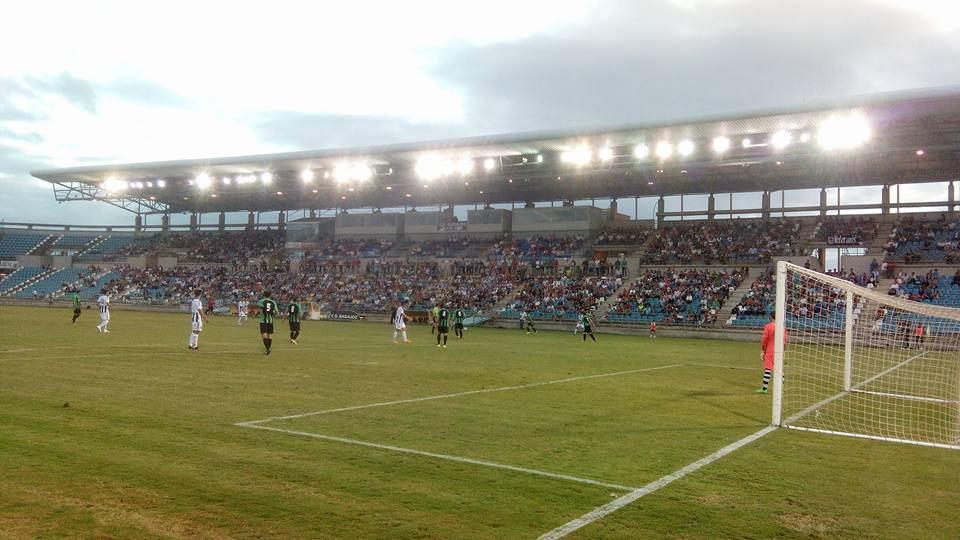 0xFowl's tweet photo. 3°DIV | 4.000 espectadores se dieron cita en el Nuevo Vivero para presenciar el @CDBadajoz1905 2-1 @JerezClubFutbol. http://t.co/rjiGYAYpiV