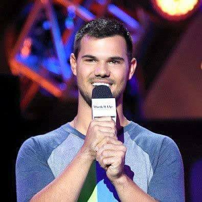 adoringtay's tweet photo. He look so good http://t.co/gy719qymBI