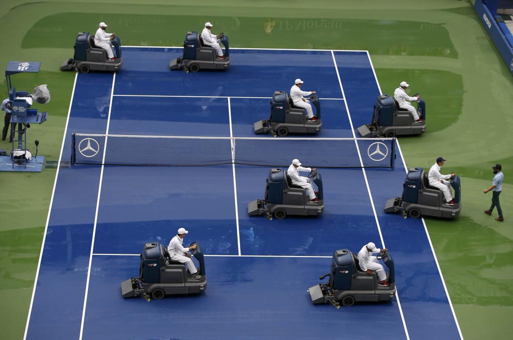 LesRaquetteurs's tweet photo. Si ça continue comme ça nous aussi on va être contraint de sécher la finale de l'#USOpen2015 #raindelay #JetLag http://t.co/QriV1iEZSc