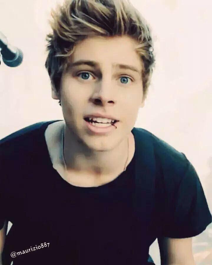 HemmingLilly's tweet photo. @Luke5SOS I love your blue eyes they make my heart melt I love you and I'm so proud of you and the other boys http://t.co/AkUo7f6yuM