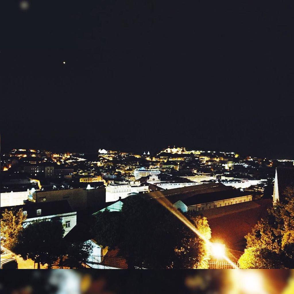 ilovebairroalto's tweet photo. 🌃🌃🌃 #bairroalto #erasmuscorner #allnight #exchangestudent #vscolisboa #vscoportugal #vsco #VSCOcam #nighlife #erasm… http://t.co/cU5SA8EfZj