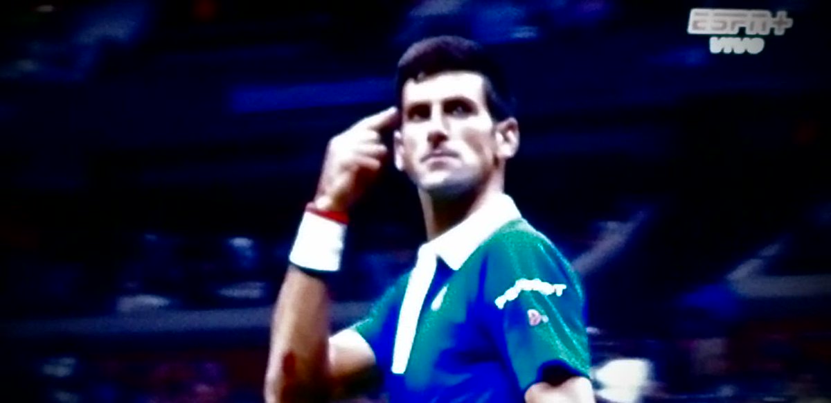 Djokovic quiebra y saca para set.