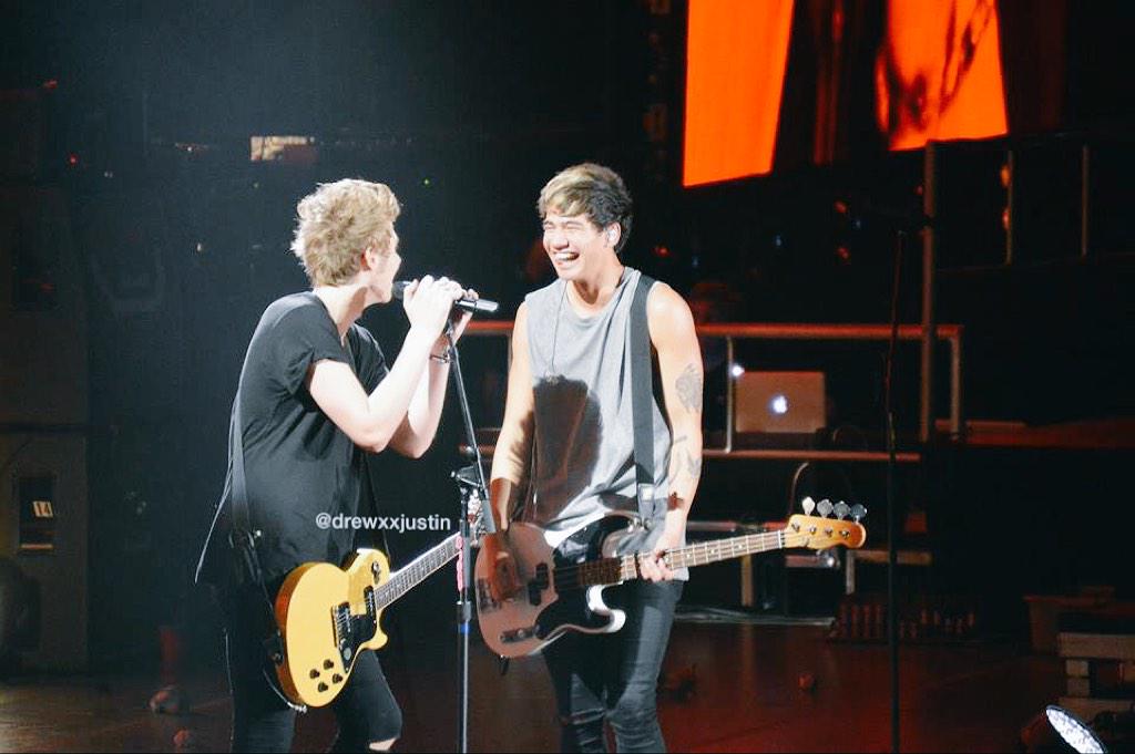 drewxxjustin's tweet image. sneaking down from nose bleed seats to sitting next to the guys wasn&apos;t so bad 👀  #HERESTOROWYSOMEMORIES