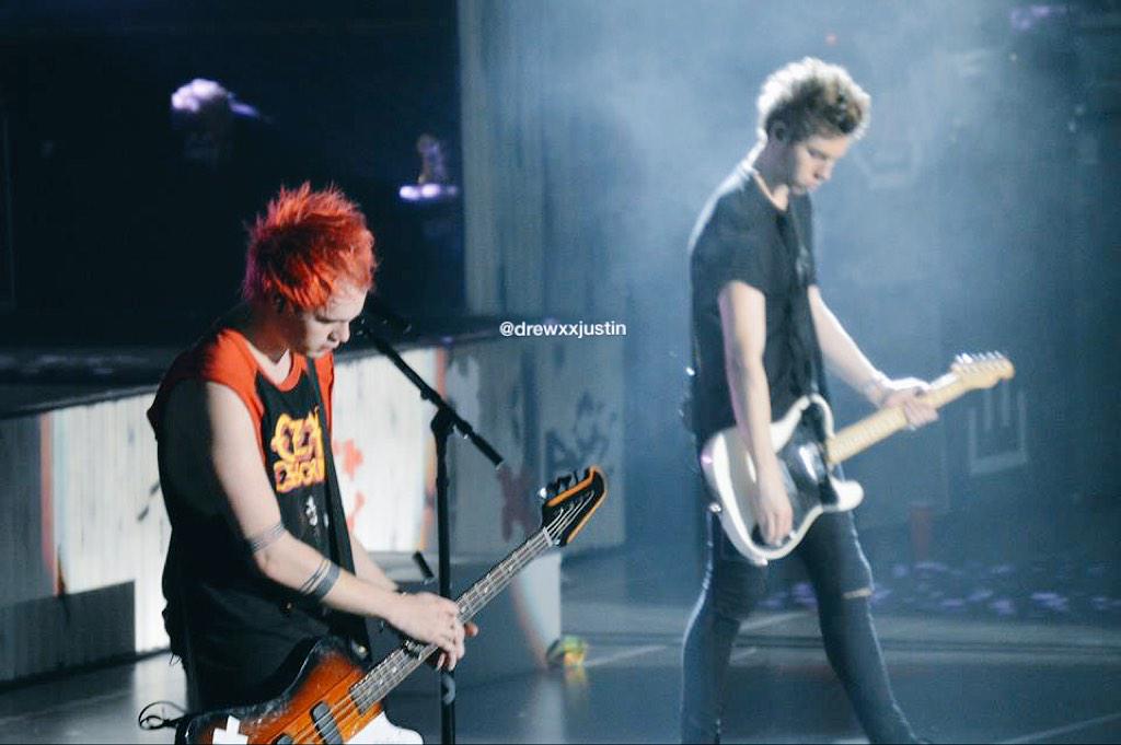 drewxxjustin's tweet image. sneaking down from nose bleed seats to sitting next to the guys wasn&apos;t so bad 👀  #HERESTOROWYSOMEMORIES