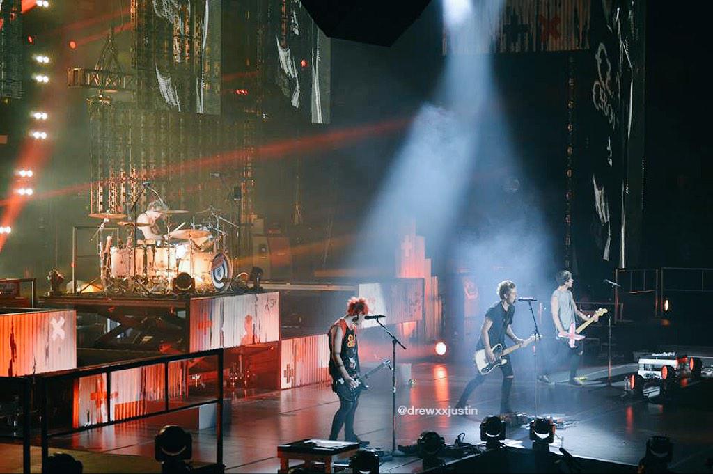 drewxxjustin's tweet image. sneaking down from nose bleed seats to sitting next to the guys wasn&apos;t so bad 👀  #HERESTOROWYSOMEMORIES