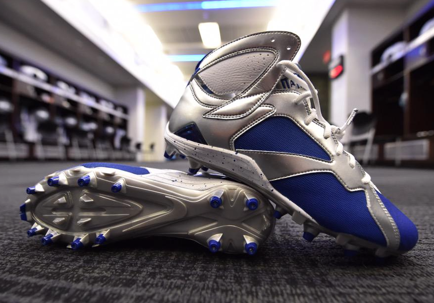 darrenrovell's tweet photo. Dez Bryant's Jordan cleats for tonight (via @dallascowboys). No logo allowed. http://t.co/xPicaUf65F