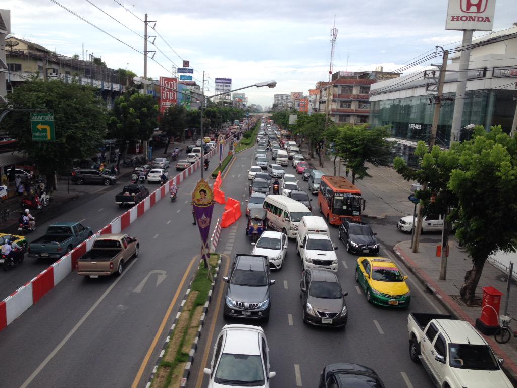 profirmware's tweet photo. @js100radio 7:13 สะพานใหม่-สายหยุด ทิศทางเข้า-ออก รถเยอะมาก เคลื่อนตัวช้าครับ http://t.co/pRxqyzQMEf