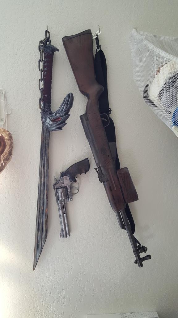 LittlestGiant_'s tweet photo. Hanging up the guns I bought from #WulfgarWeapons...next to the Soultaker he made. @JamesWulfgar #cosplay http://t.co/X9NkzoUOfT