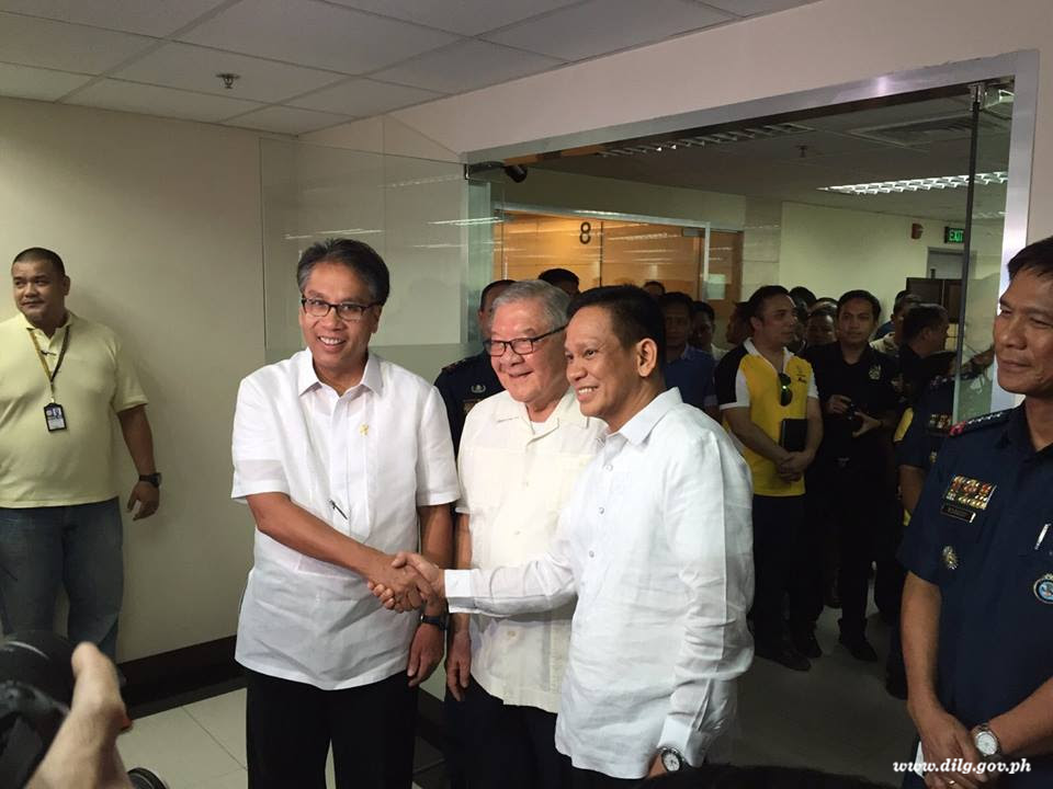 ROXAS HANDS DILG LEADERSHIP TO SARMIENTO goo.gl/zSp45v