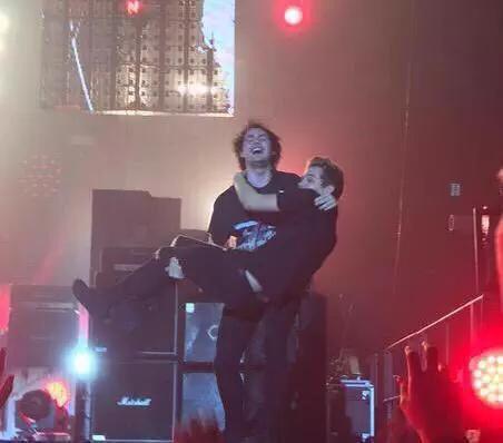 expt624's tweet image. If there&apos;s anything that this tour taught me, it&apos;s that Luke likes to be carried 

 #HERESTOROWYSOMEMORIES