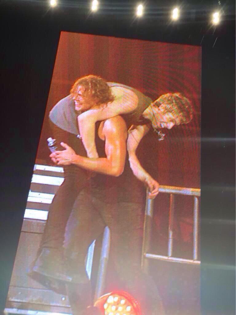 expt624's tweet image. If there&apos;s anything that this tour taught me, it&apos;s that Luke likes to be carried 

 #HERESTOROWYSOMEMORIES