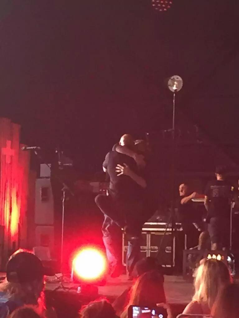 expt624's tweet image. If there&apos;s anything that this tour taught me, it&apos;s that Luke likes to be carried 

 #HERESTOROWYSOMEMORIES