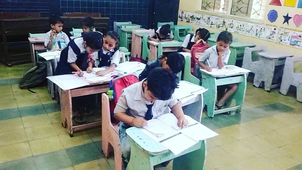 learntoplay2016's tweet image. Kids from D.N. Nagar School getting trained for LOL. #learntoplay