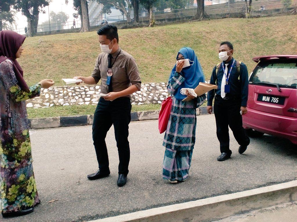 aidil4mpp's tweet photo. Live update ;)
Sekitar pengagihan mask kepada para pelajar,
Jaga kesihatan semua!

#KebajikanAndaKeutamaanSaya http://t.co/BZvBi9oIOd