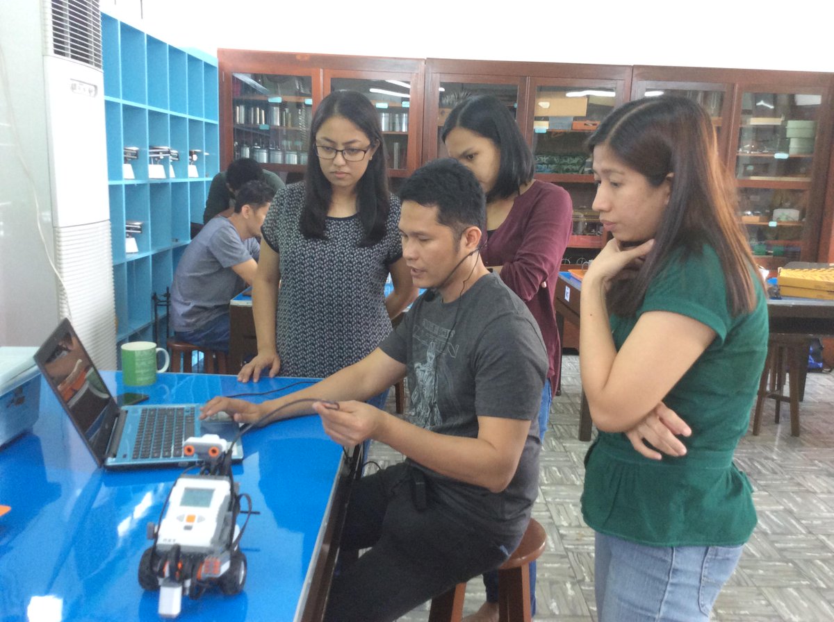 STCQCOfficial's tweet photo. Robotics training. #ScienceArea #stcqcofficial #highschool http://t.co/kWNYBgsvpt