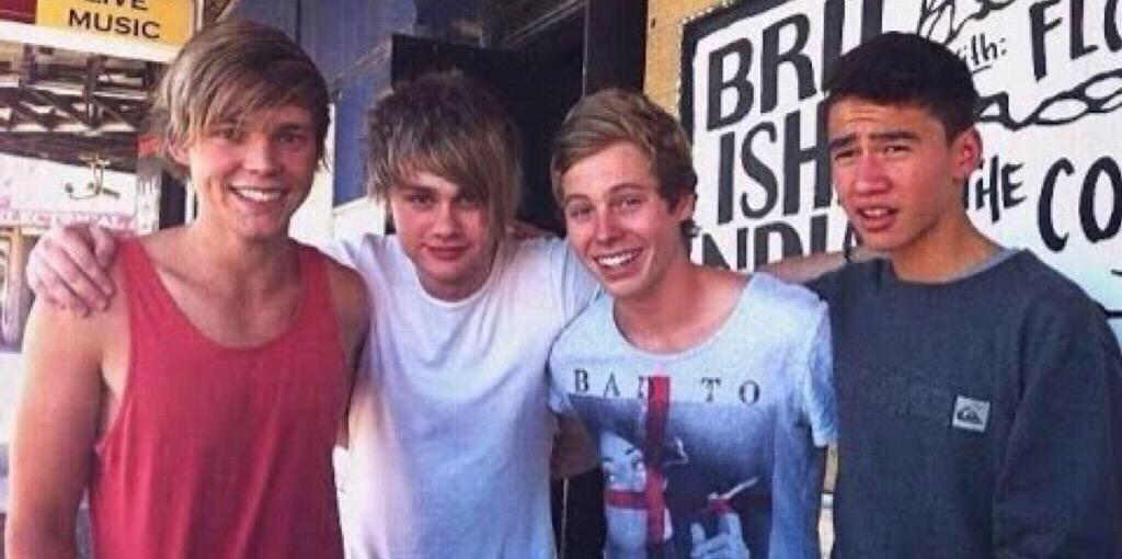 mutokitos's tweet image. This is from their first ever gig to their last ever show on ROWYSO #ROWYSOCELEBRATION #HERESTOROWYSOMEMORIES @5SOS