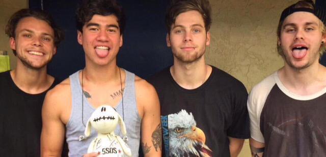 mutokitos's tweet image. This is from their first ever gig to their last ever show on ROWYSO #ROWYSOCELEBRATION #HERESTOROWYSOMEMORIES @5SOS