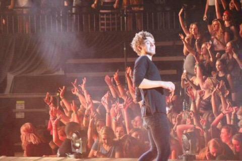 5SOSLocate's tweet image. Luke&apos;s reaction when he hit someone&apos;s face with a drumstick 🙈

#HERESTOROWYSOMEMORIES