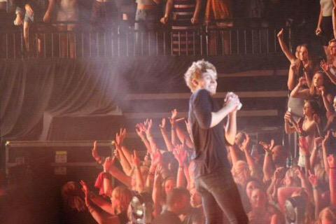 5SOSLocate's tweet image. Luke&apos;s reaction when he hit someone&apos;s face with a drumstick 🙈

#HERESTOROWYSOMEMORIES