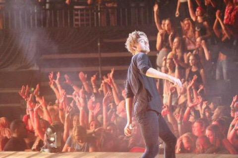 5SOSLocate's tweet image. Luke&apos;s reaction when he hit someone&apos;s face with a drumstick 🙈

#HERESTOROWYSOMEMORIES