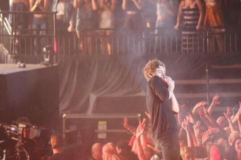 5SOSLocate's tweet image. Luke&apos;s reaction when he hit someone&apos;s face with a drumstick 🙈

#HERESTOROWYSOMEMORIES