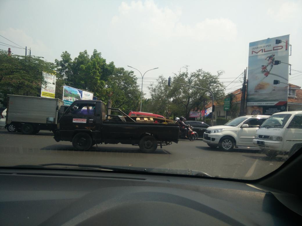 perempatan malabar gatsu lampunya mati jadi bingung kapan berhenti kapan maju