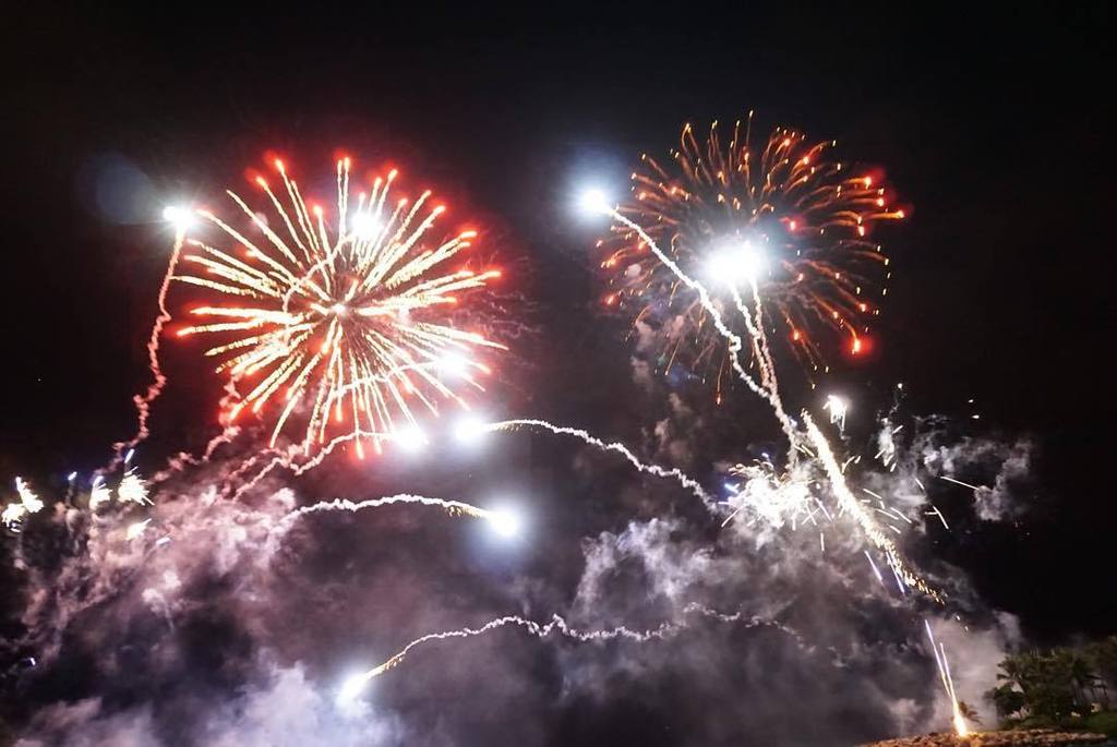 FrolicHawaii's tweet photo. Beautiful fireworks over Ko Olina to end #HFWF15! http://t.co/czOGUGLUw3 http://t.co/Ea9pCXCHSG