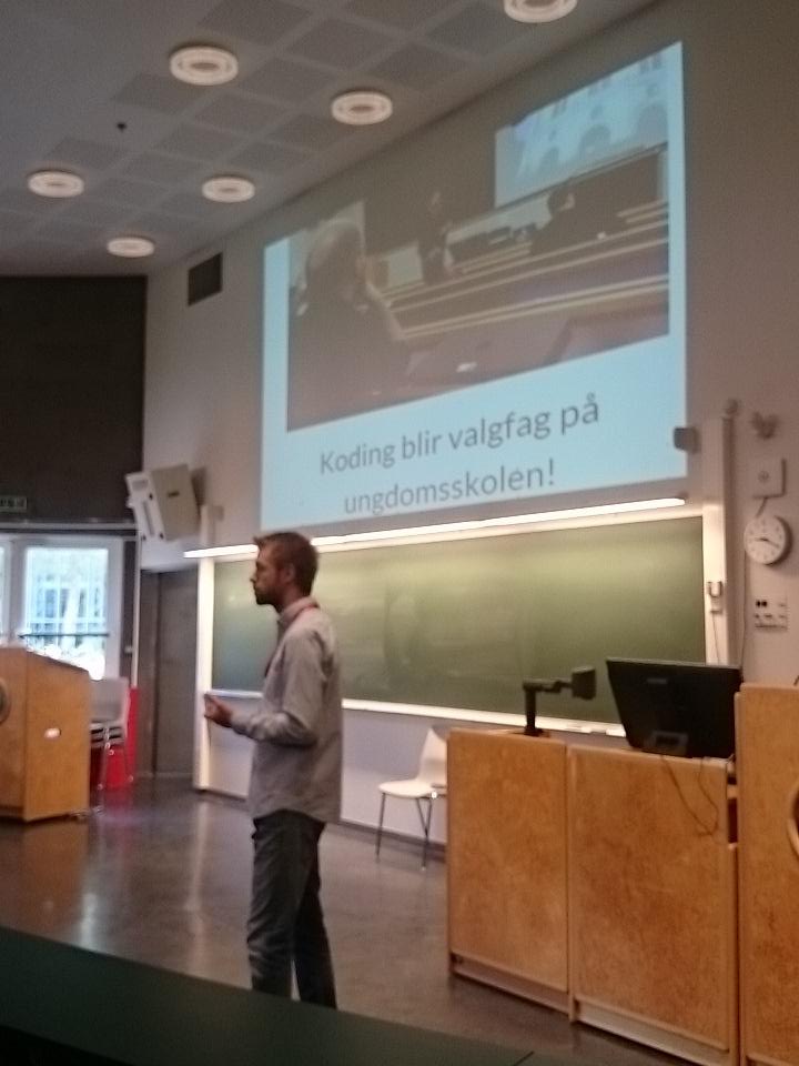 SussIv's tweet image. @TjerandSilde snakker om Lkk sin utvikling på #lærerkonferanseTromsø ved @UiTromso!  #lkk #programmeringiskolen