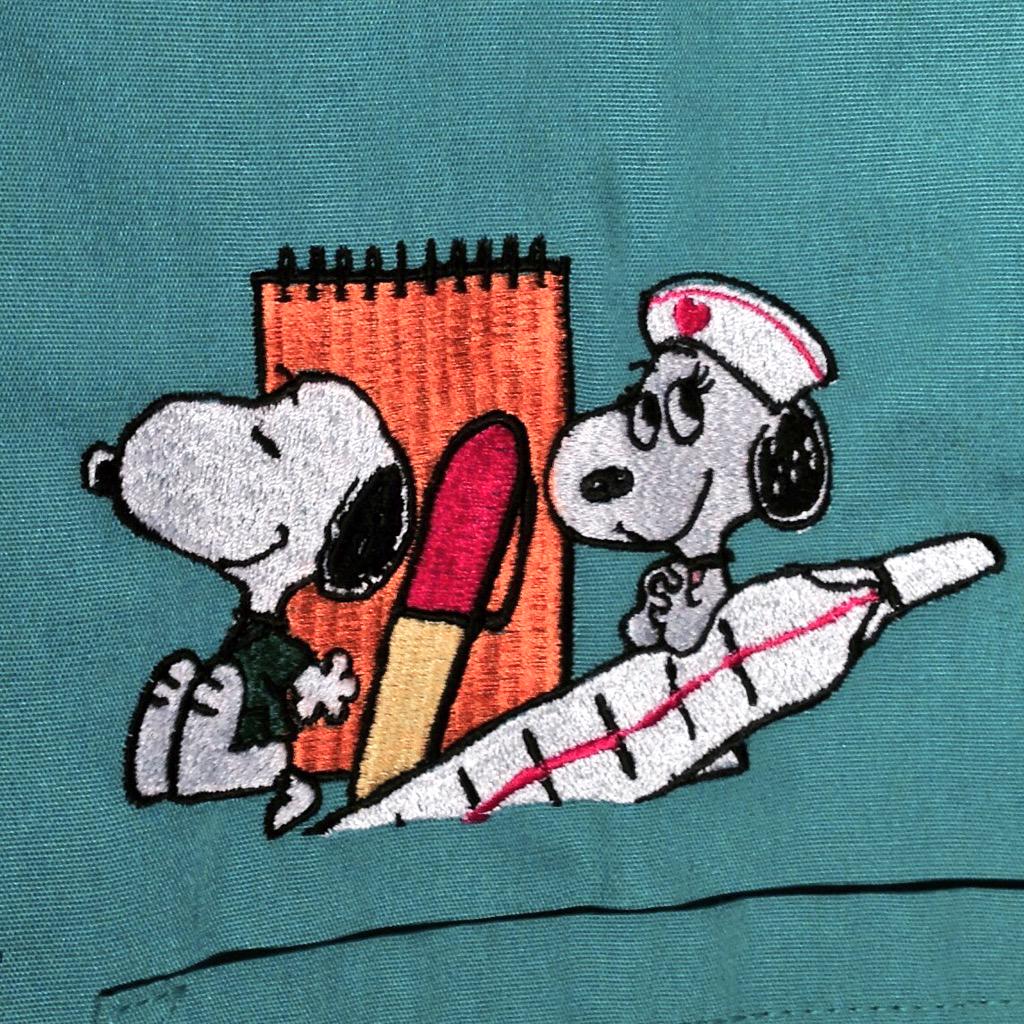 チェロキー看護ユニフォーム Dazzleです Snoopyのワンポイント刺繍上着s4700 Pnhp 左ポケットの上に スヌーピーと可愛い妹ベル 体温計 メモ ペンの刺繍 スヌーピーの第一次世界大戦の空想の世界ではベルは看護師さんなんですって 全8色です Http