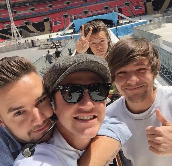 mynialllove96's tweet photo. I SAVE YOUR SONGS
I SAVE YOUR PHOTOS
I SAVE YOUR VIDEOS
CAUSE YOU SAVE MY LIFE!! #WeWillMeetAgain1D http://t.co/183xhwcYDB