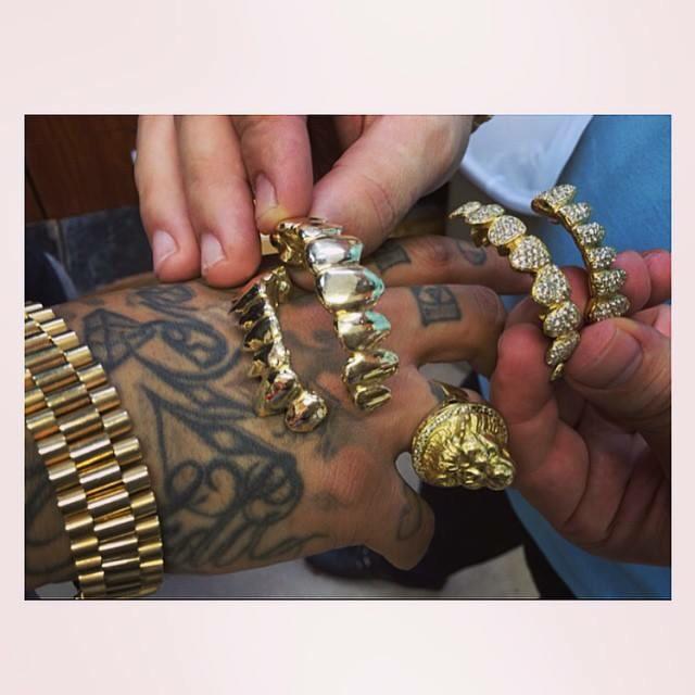 SwaggMen00's tweet photo. 🔞 #swaggmen #theswaggmentv #poseybro #jnouney #gold #grillz #vvs #rolex http://t.co/l7pmttt4Th