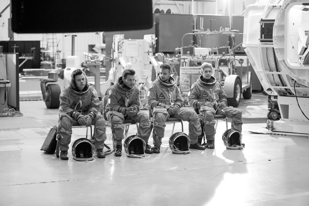 1DAlbumOfficial's tweet photo. Ready for take-off! http://t.co/Q7y6yfdsfw http://t.co/nanJHP4AaD